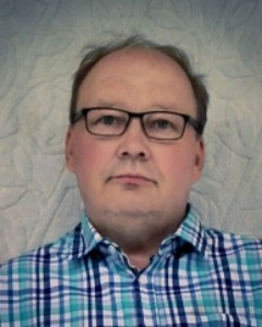 mies ruudullisessa paidassa, silmälasit